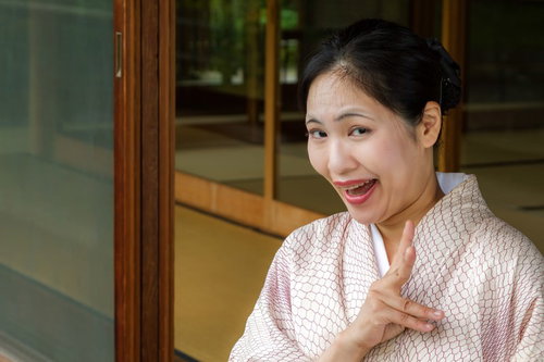 「サンキュー！」と手を合わせて満面の笑みで喜ぶ女将さん