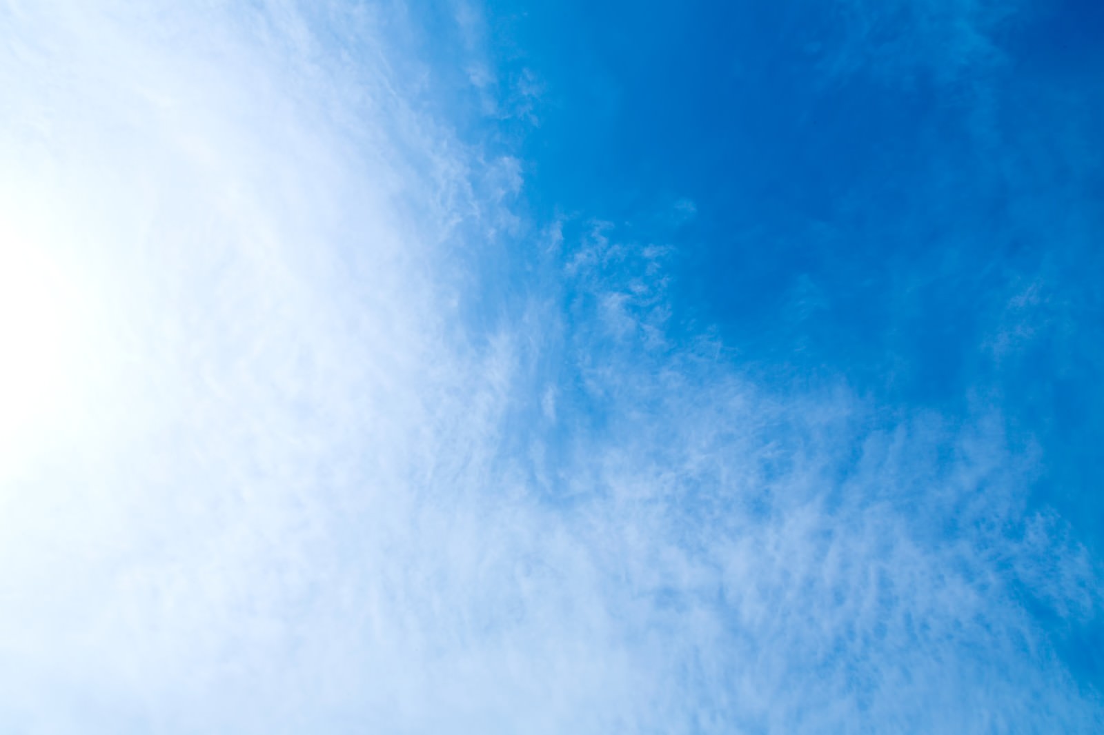 層状の雲が広がる青い空
