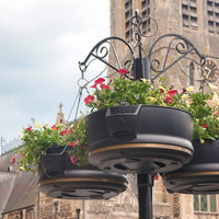 イギリス・バースの石造りの街角に飾られたカラフルな鉢花の写真