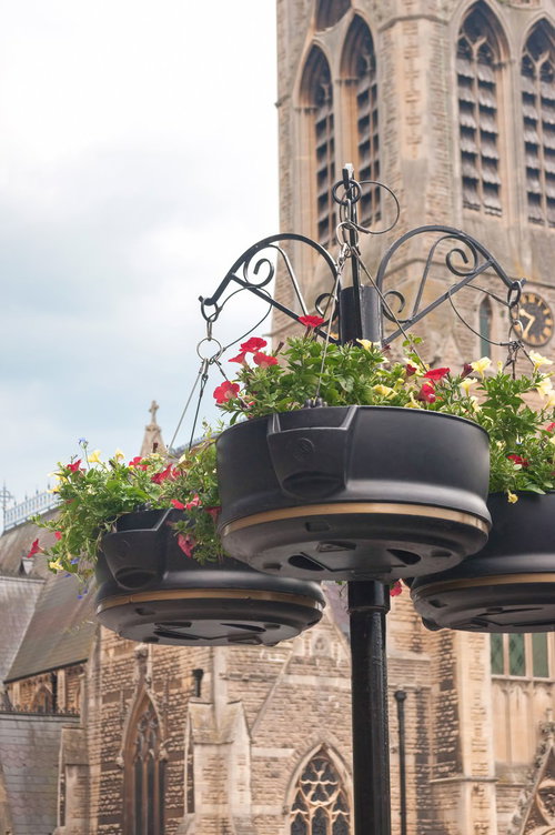 イギリス・バースの石造りの街角に飾られたカラフルな鉢花