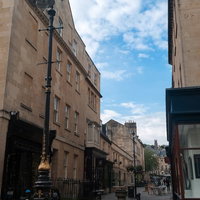 蜂蜜色の石造りの建物が並ぶイギリス・バースの町並みの写真