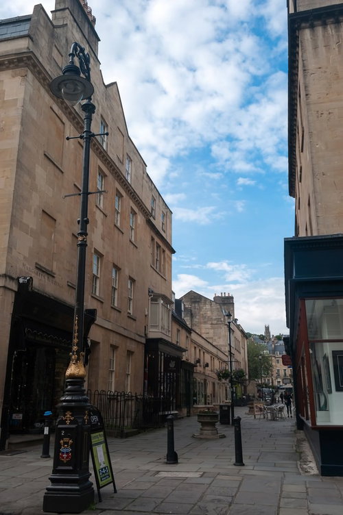 蜂蜜色の石造りの建物が並ぶイギリス・バースの町並み