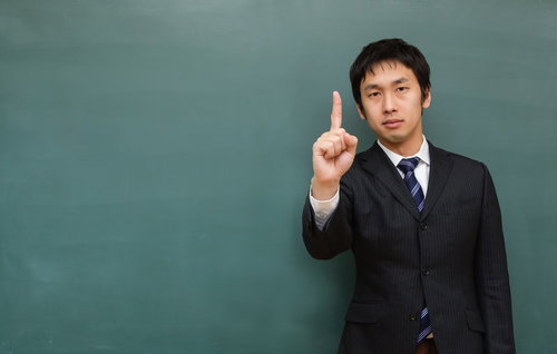 「目指せナンバー1」と人差し指を立てる講師