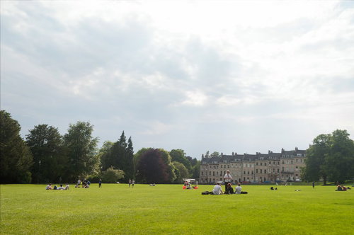 イギリス・バースの芝生の上で教科書を広げてくつろぐ学生達