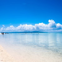 白い砂浜とターコイズブルーの海が広がる竹富島のビーチの写真