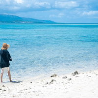 エメラルドグリーンに透き通った竹富島の遠浅の海の写真