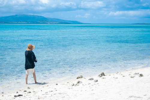 エメラルドグリーンに透き通った竹富島の遠浅の海