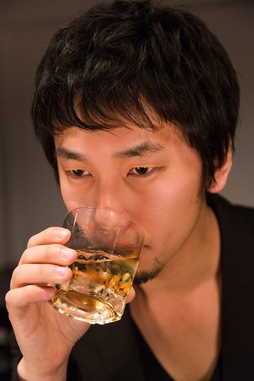 「マイルドな口当たり」とウイスキーを飲む男性