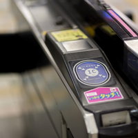 ICカードをタッチして通過する駅の自動改札機の写真