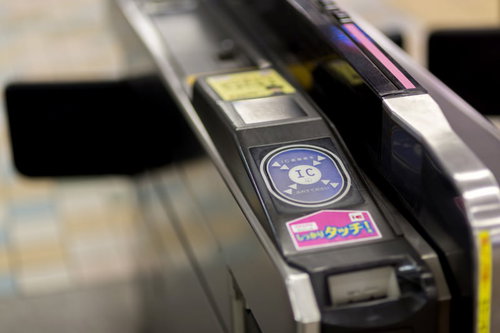 ICカードをタッチして通過する駅の自動改札機