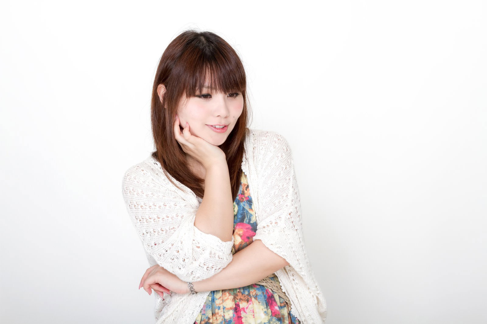 肘をついて顎を支える女性