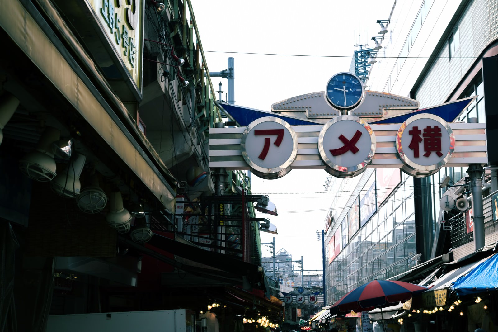 活気あるアメ横商店街