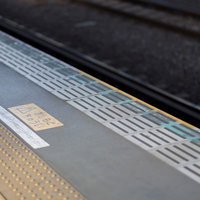 黄色い線の内側に「あしもとちゅうい」と書かれた駅のホームの写真