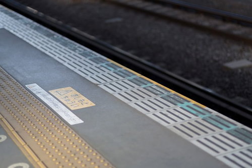 黄色い線の内側に「あしもとちゅうい」と書かれた駅のホーム