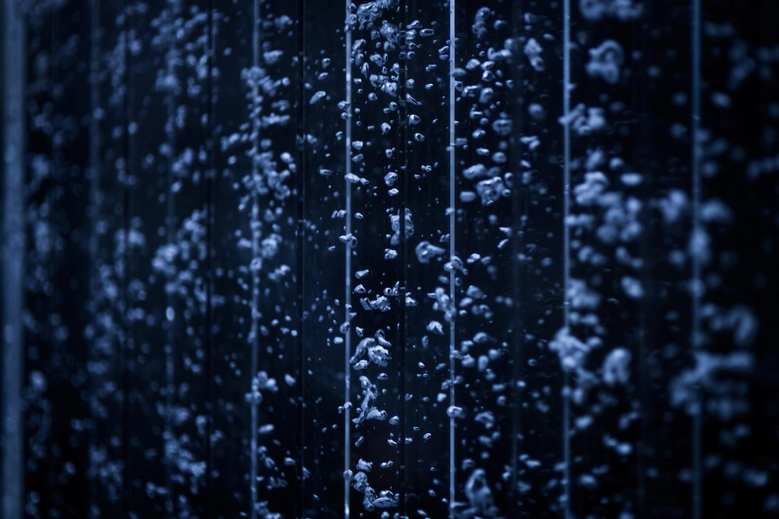 ガラス管の中を上昇する無数の気泡