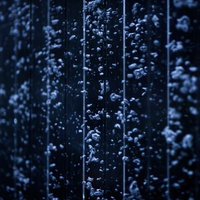 液体の中で大小の気泡がブクブクと湧き上がる接写の写真