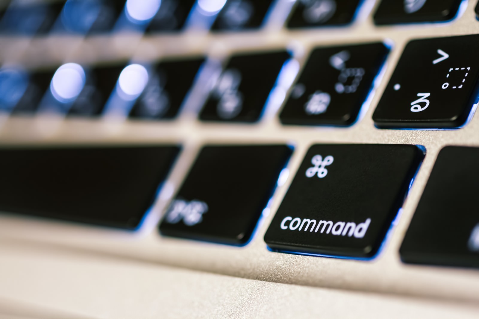 ノートパソコンのcommandキーのクローズアップ