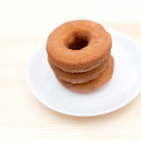 重ねられたドーナツと白い皿の写真