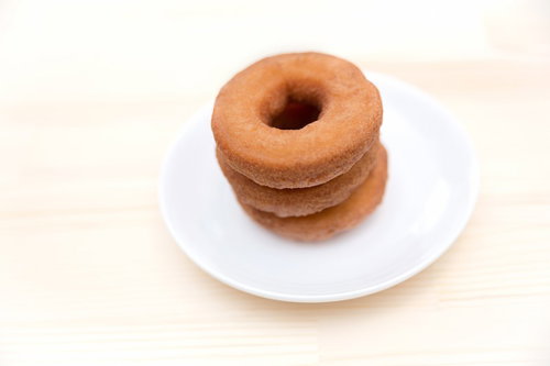 種類の違うドーナツが段になって重ねられた接写