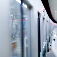ホームに扉を開けて停車中の通勤電車の正面の写真