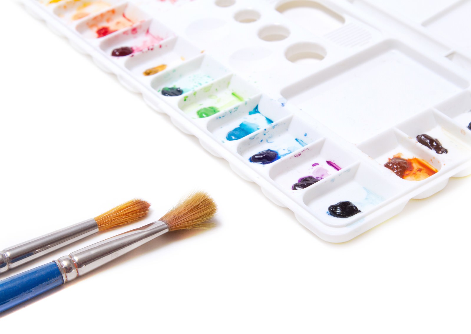 絵の具付きの筆とパレット