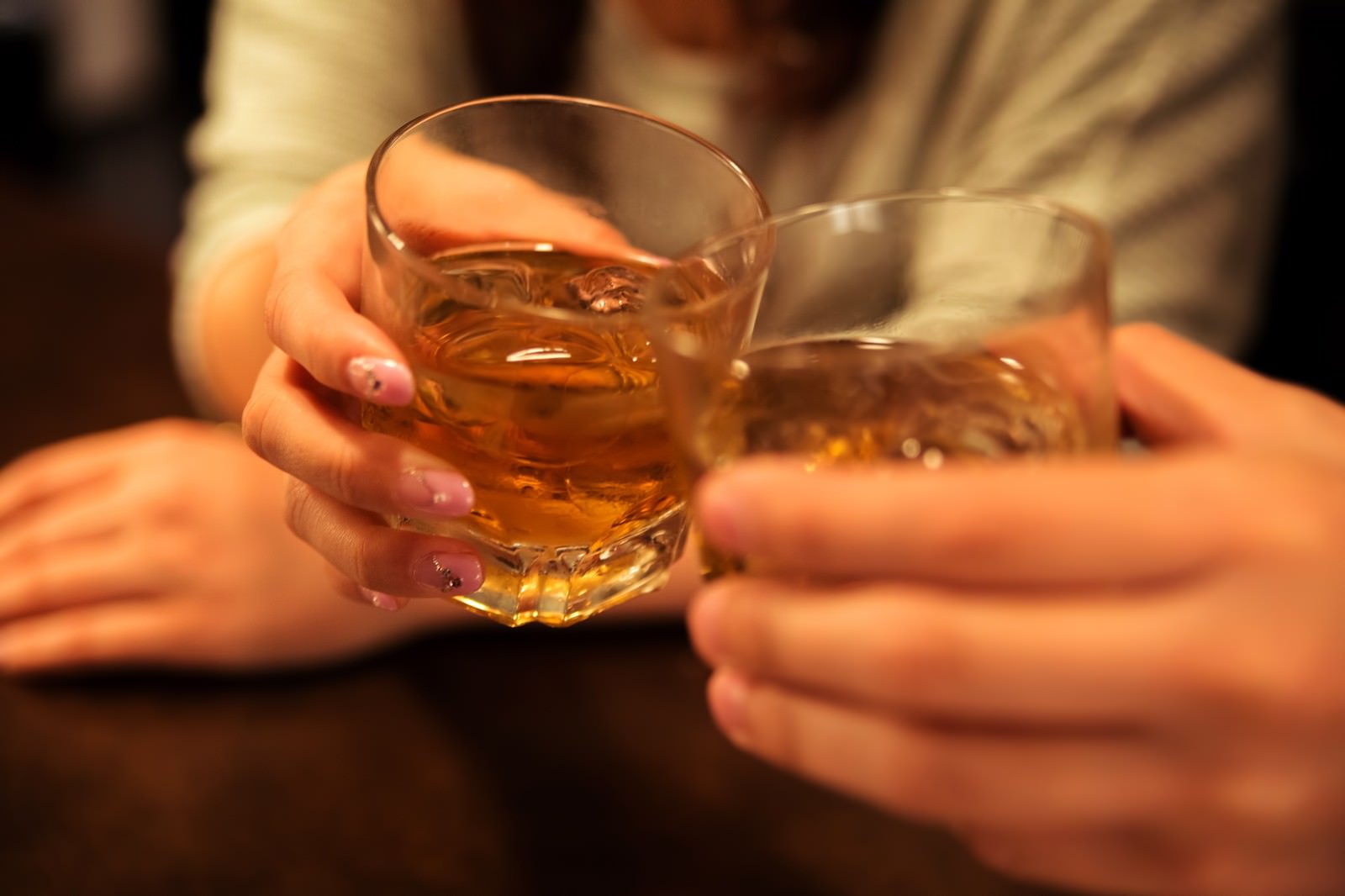 記念日にワインで乾杯するカップル