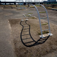 芝生とベンチが並ぶ河川敷の静かな公園の風景の写真