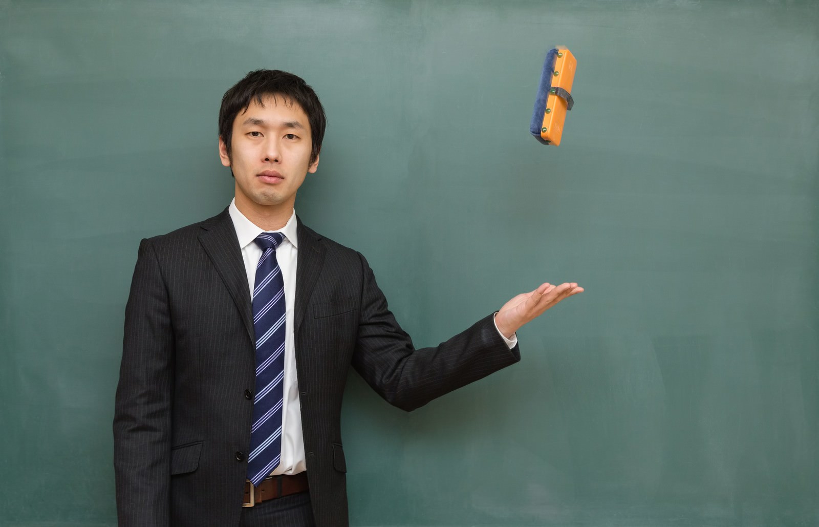 黒板消しを投げる講師［モデル：大川竜弥］