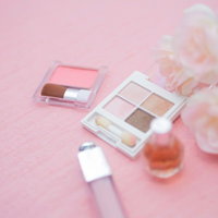 リップやファンデーションやブラシが揃った化粧品セットの写真