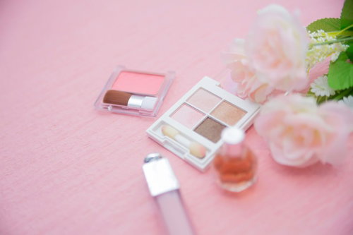 リップやファンデーションやブラシが揃った化粧品セット