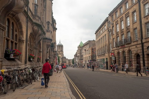 石造りの建物と尖塔が並ぶオックスフォードの歴史的な町並み