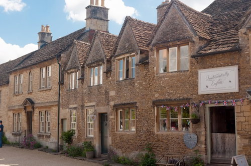 暖色のレンガの建物が連なるレイコックの古い町並み