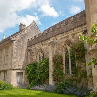 暖かみのあるレンガ壁と窓が並ぶレイコックの建物の外観の写真