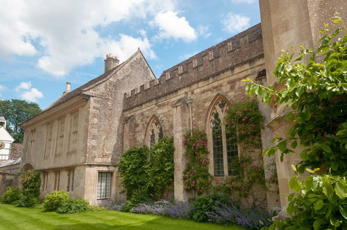 暖かみのあるレンガ壁と窓が並ぶレイコックの建物の外観