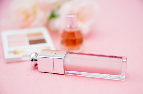 リップグロスやファンデーションなどが並ぶ化粧品コレクション