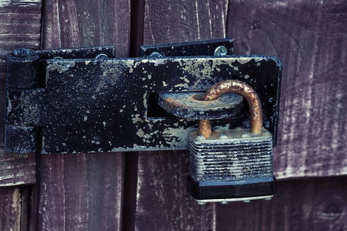 錆が浮いて年月を感じる古びた南京錠の接写