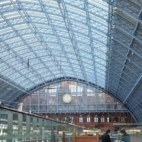 ガラス天井を支える鉄骨の骨組みが見えるロンドン・ウォータールー駅の写真