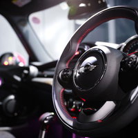 クルマのステアリングハンドル、運転席のアップの写真