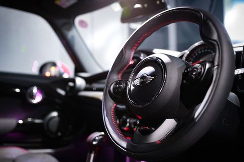 クルマのステアリングハンドル、運転席のアップ