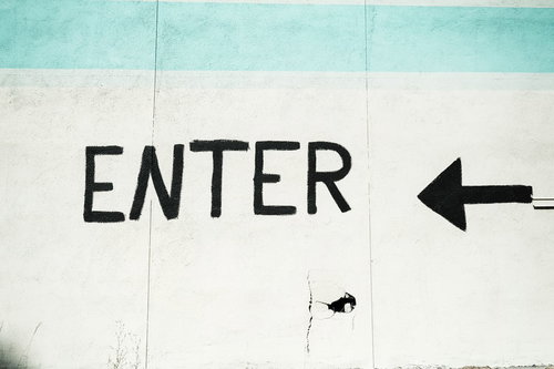 壁に書かれた「ENTER」の文字