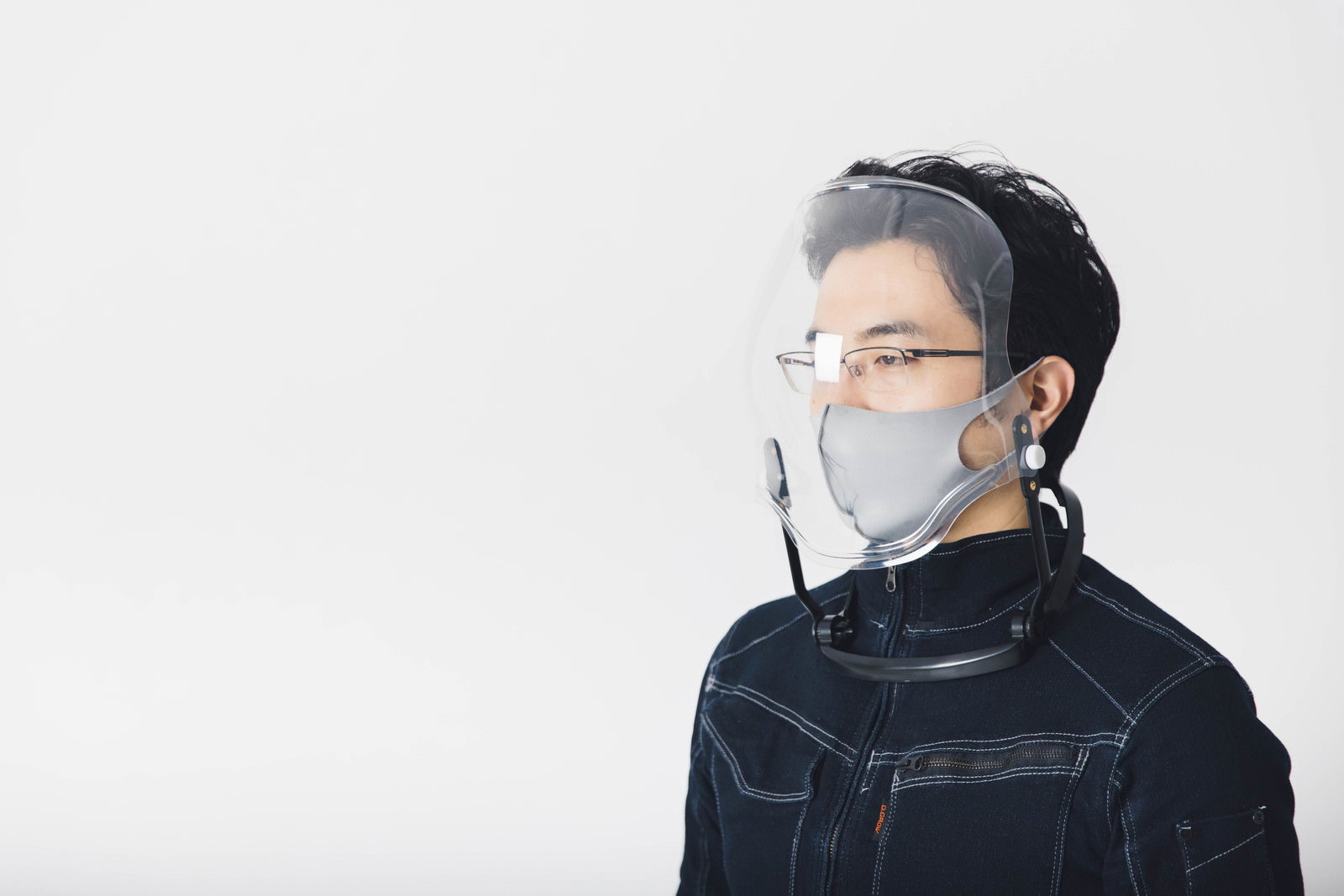 透明なフェイスシールドと黒いマスクを着用した男性［モデル：HOBIJO］