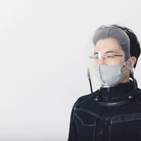 頭に装着しないで手に持つフェイスシールドの写真