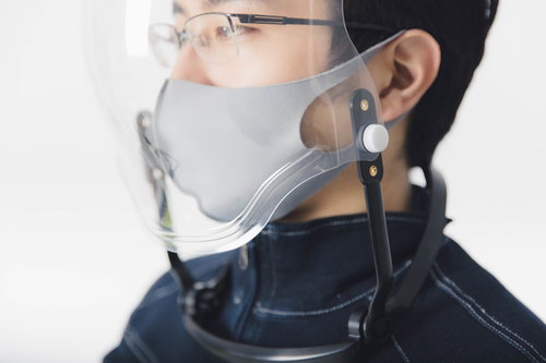 フェイスシールドとマスクを重ねて装着する男性