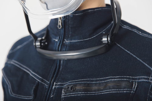 頭部に負担のかからないフェイスシールドを装着した男性