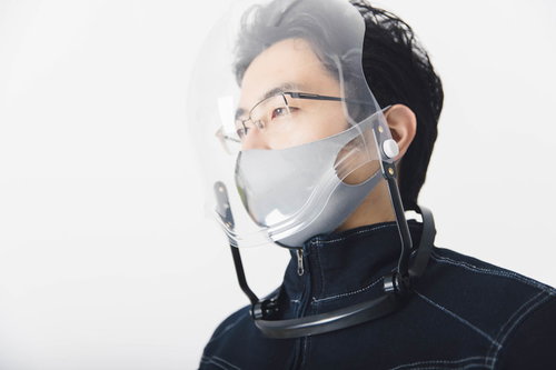 飛沫対策用の透明フェイスシールドを装着した男性