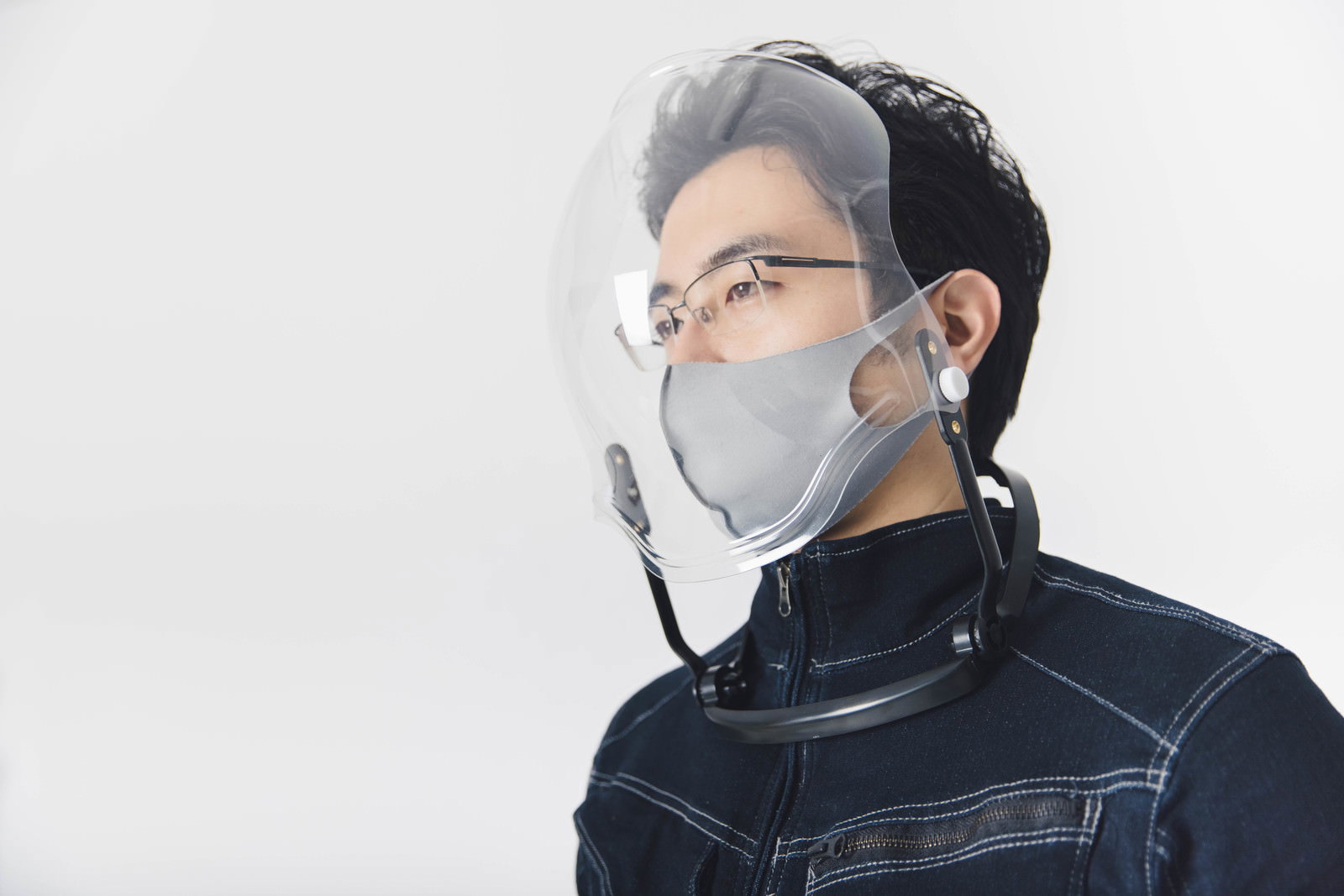 透明なフェイスシールドとマスクを着用した黒いジャケットの男性［モデル：HOBIJO］