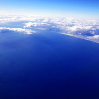 上空から見た青い海と海岸線の写真