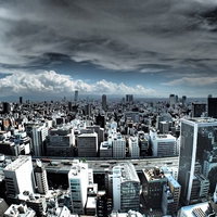 山並みと曇り空が広がる大都市の俯瞰の写真