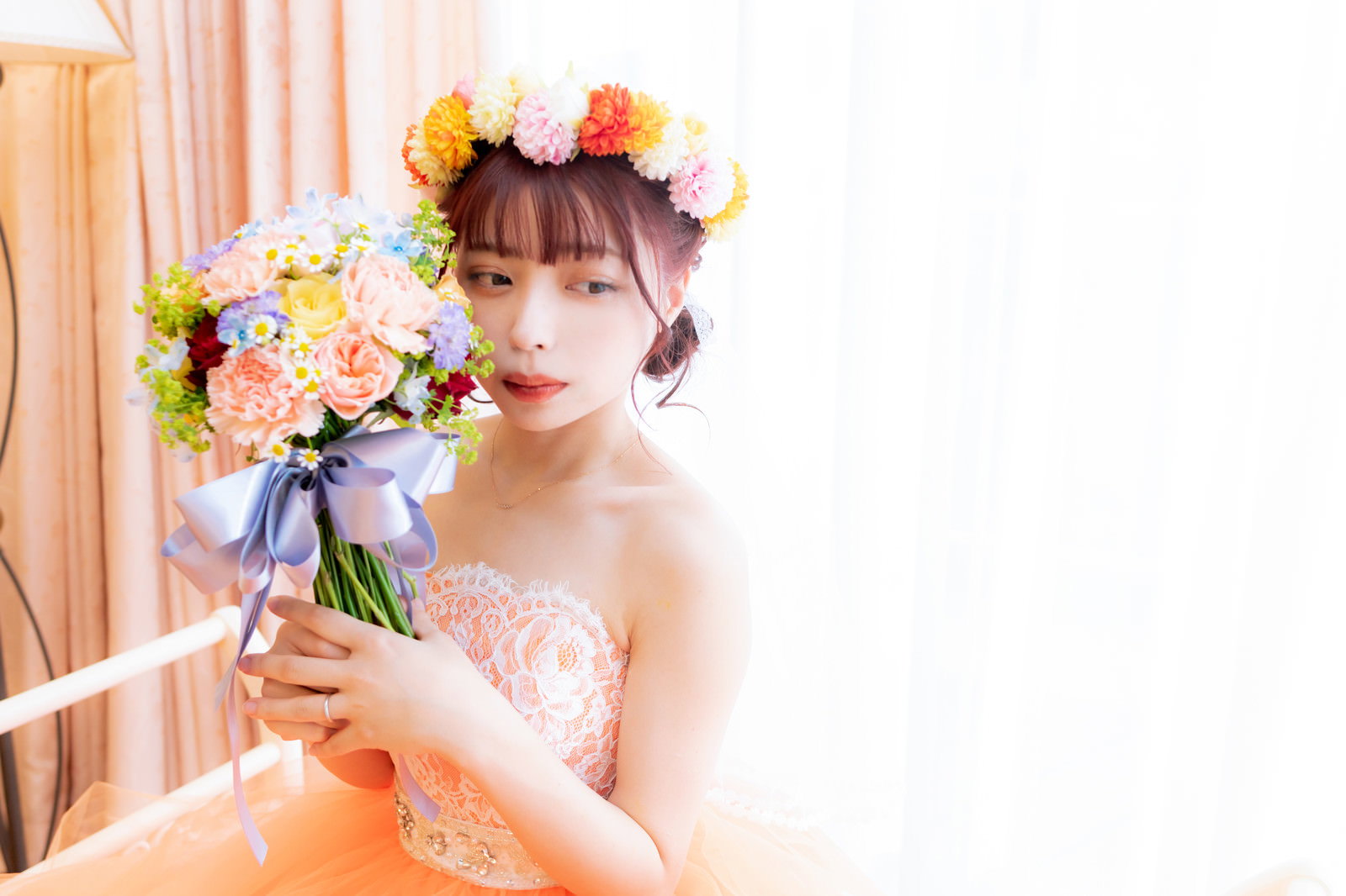 白いウェディングドレスを着て色とりどりの花束を持つ女性［モデル：高尾実生］
