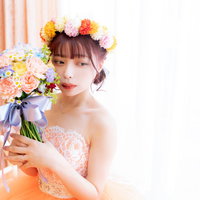 花束を持つ花嫁のウェディングドレス姿の写真